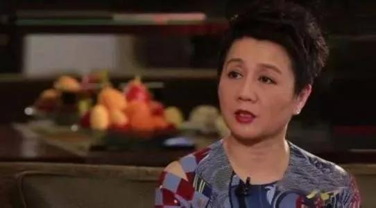 赌王千金何超莲：从小觉得自己很穷，豪门里的低姿态是门必修功课