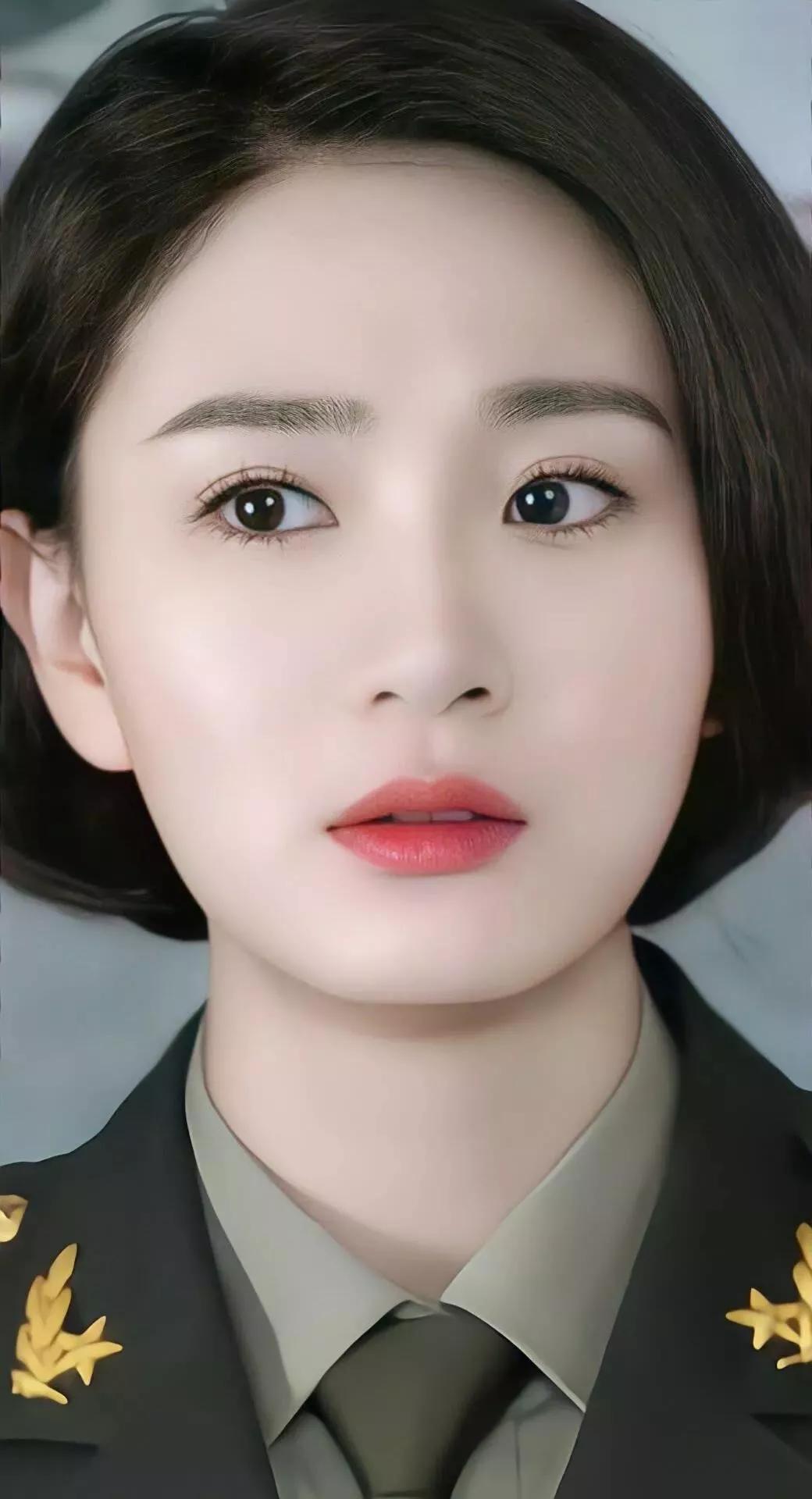 24明星军装女神美照，气质唯美，自信从容，美丽大方