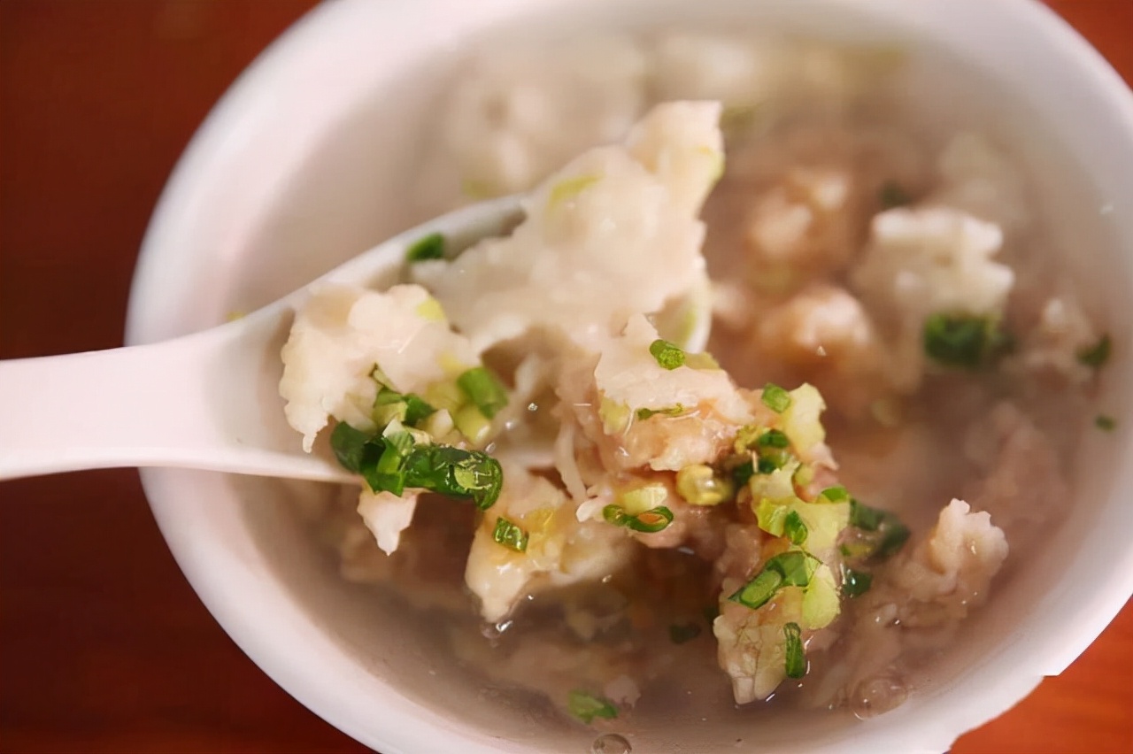 马加羹马加羹是泉州晋江深沪镇的特产,马鲛鱼,地瓜粉等制作而成的菜肴