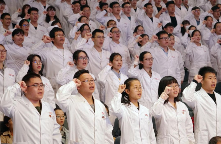 我国医学类院校50强，上海交大医学院稳居榜首，清华大学跌出前十