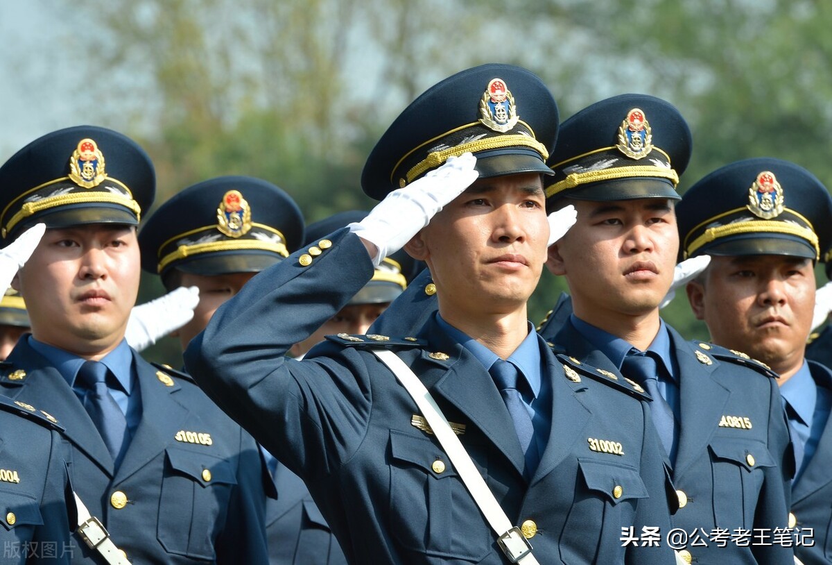 公务员每年有多套制服，一年四季不重样，穿上有型又帅气