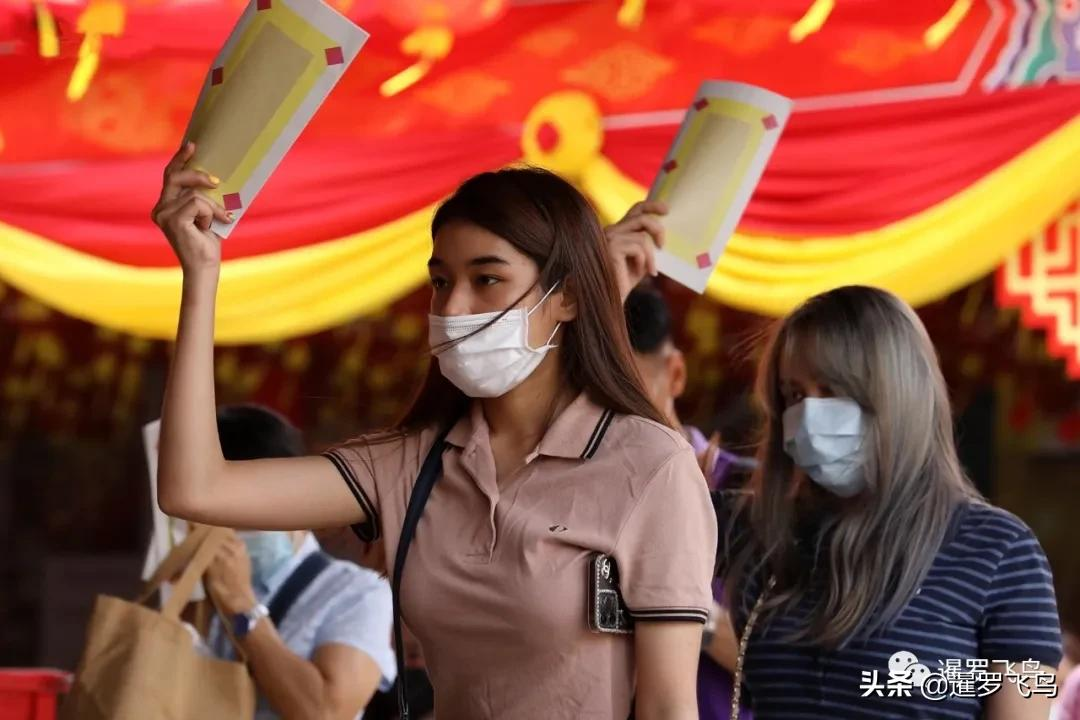 中泰文化水乳交融，临近春节，泰国人涌向中国寺庙祈福