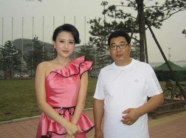 2013年，毕福剑把34岁的主持人张蕾，介绍给了54岁的富商王吉财，并劝张蕾对