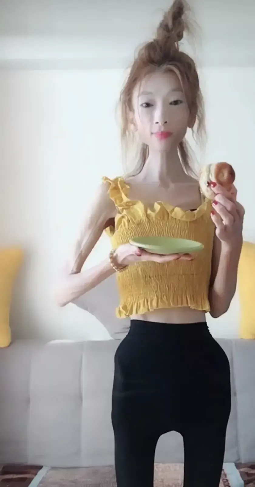 女生为爱减肥却换来悲惨现实(妹子为爱减肥成骷髅人，减肥后得来的爱情却是一场闹剧！)