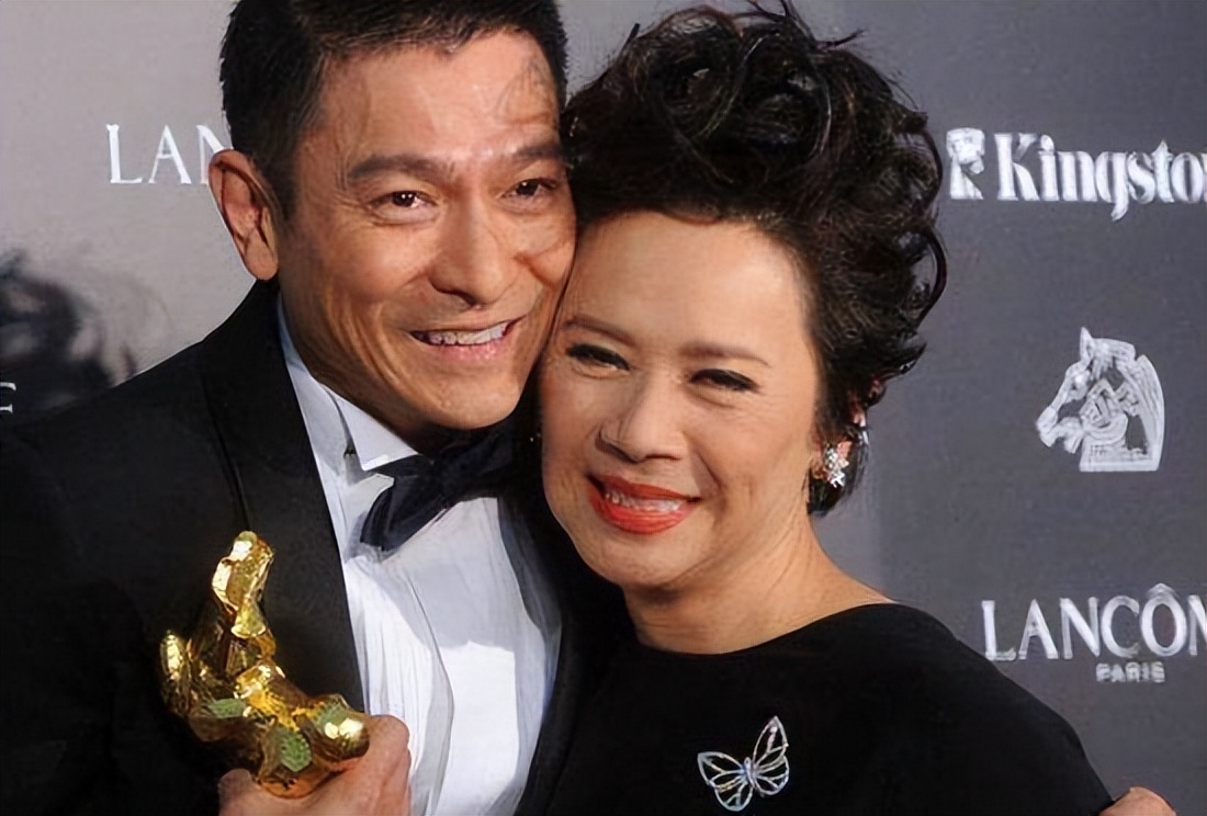 在1982年担任香港电台导播的单慧珠推荐刘德华出演了电影《江湖再见》