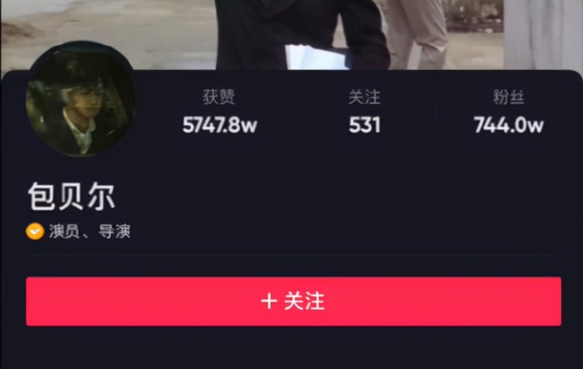 包文婧晒女儿近照，饺子涂口红托腮甜笑，颜值变化大越长越漂亮