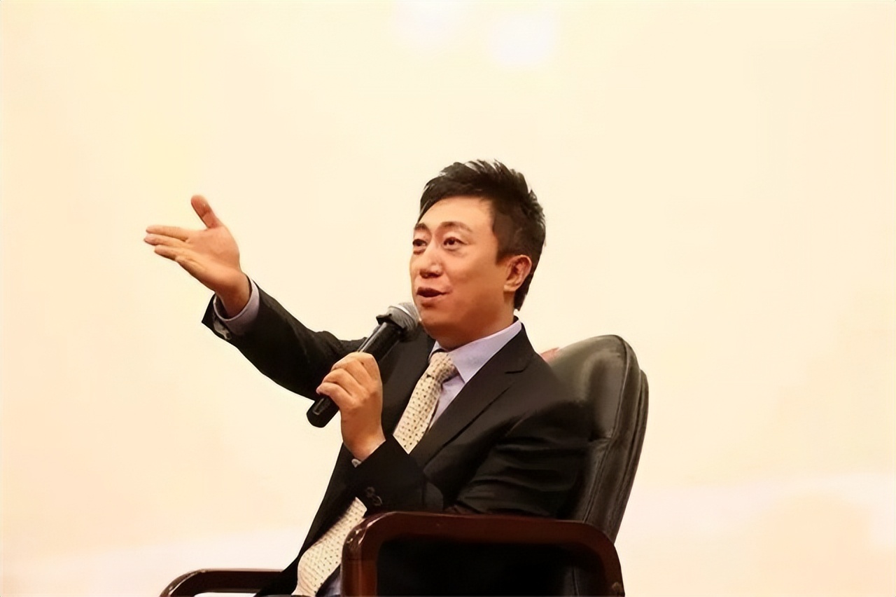 央视主持人陈伟鸿：55岁依然儒雅知性，一儿一女让人很羡慕