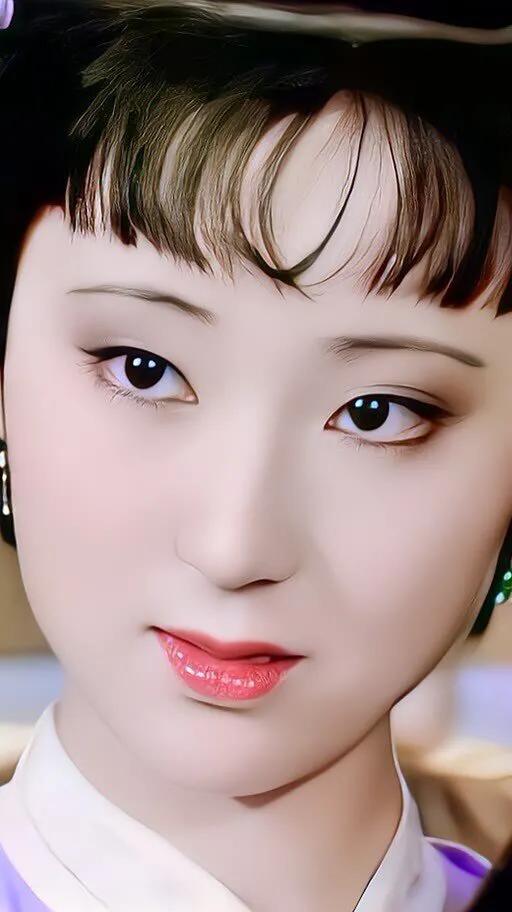 陈晓旭的林黛玉太美太经典了，她的一颦一笑，都已成为无法超越