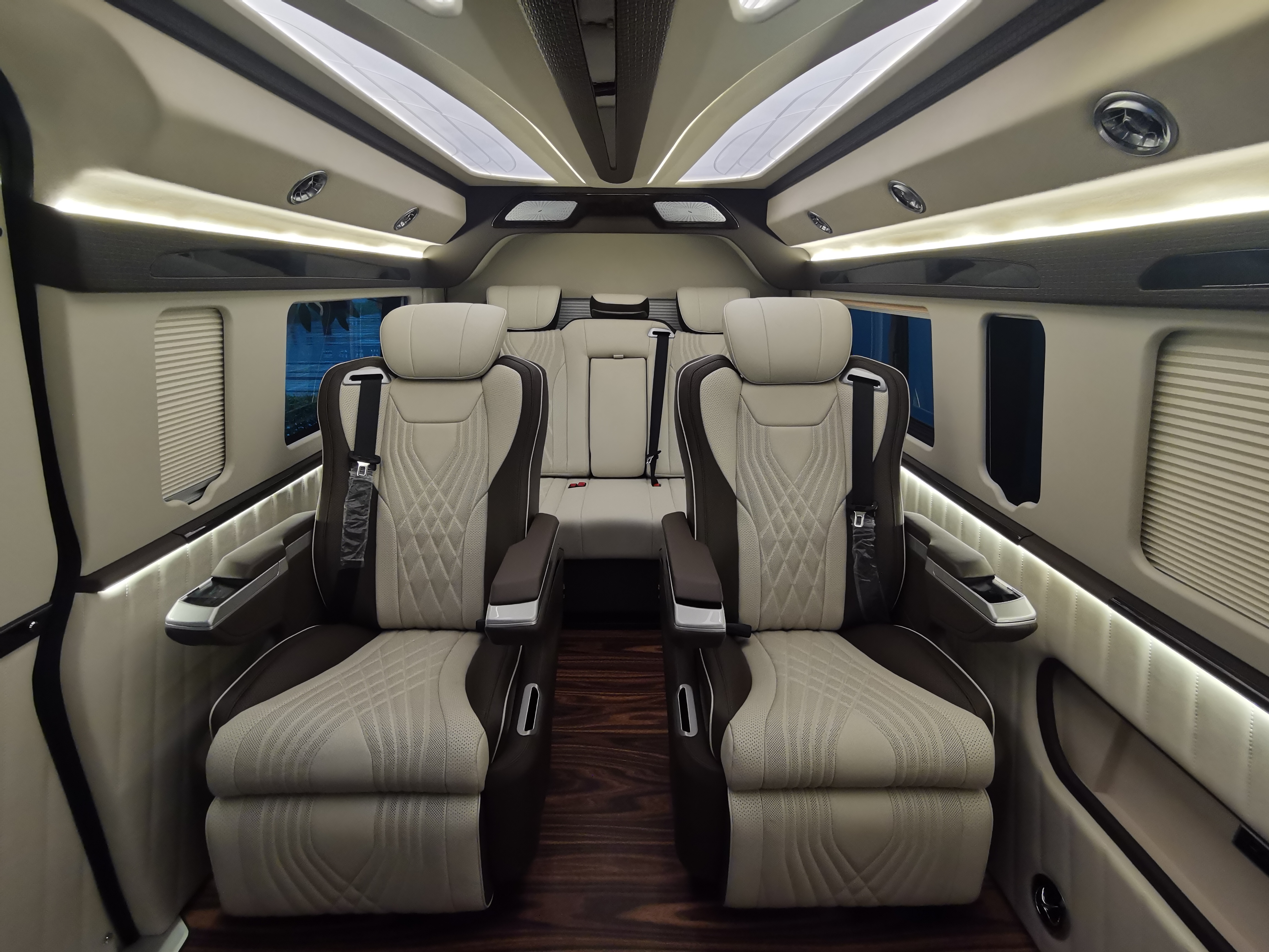 蓝牌九座c本就能开的进口商务车——丰田海狮