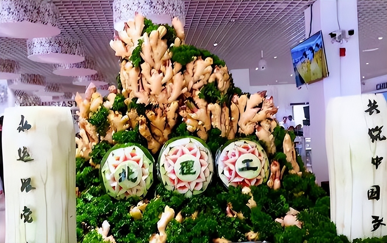 大学“阴间食堂”惨遭吐槽，学生像在殡仪馆吃饭，不由得后背发凉