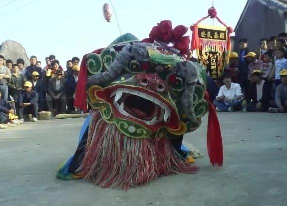 海丰虎狮即麒麟狮,舞狮表演时由两人各执狮头和狮尾动作协调地起舞,并