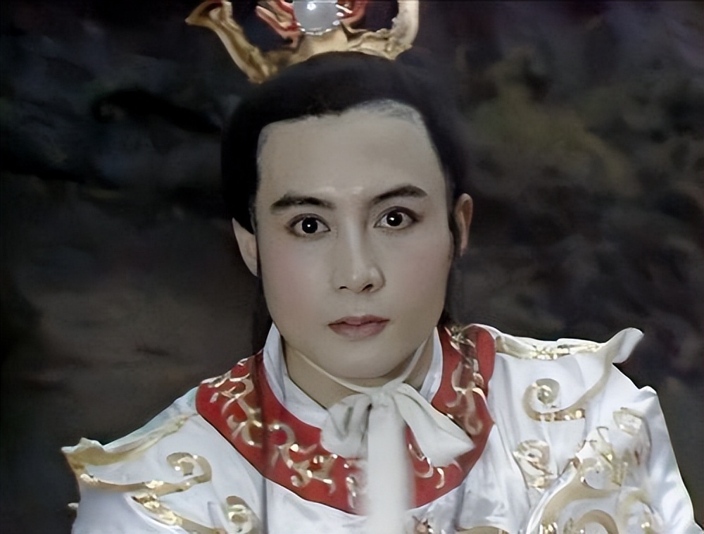 出国洗碗、扫厕所，被父亲告上法庭，王伯昭到底经历了什么？