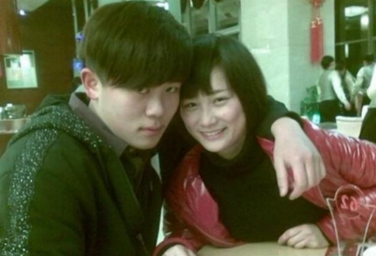 10年前，为了爱情不择手段的官二代，当街泼汽油报复16岁少女周岩