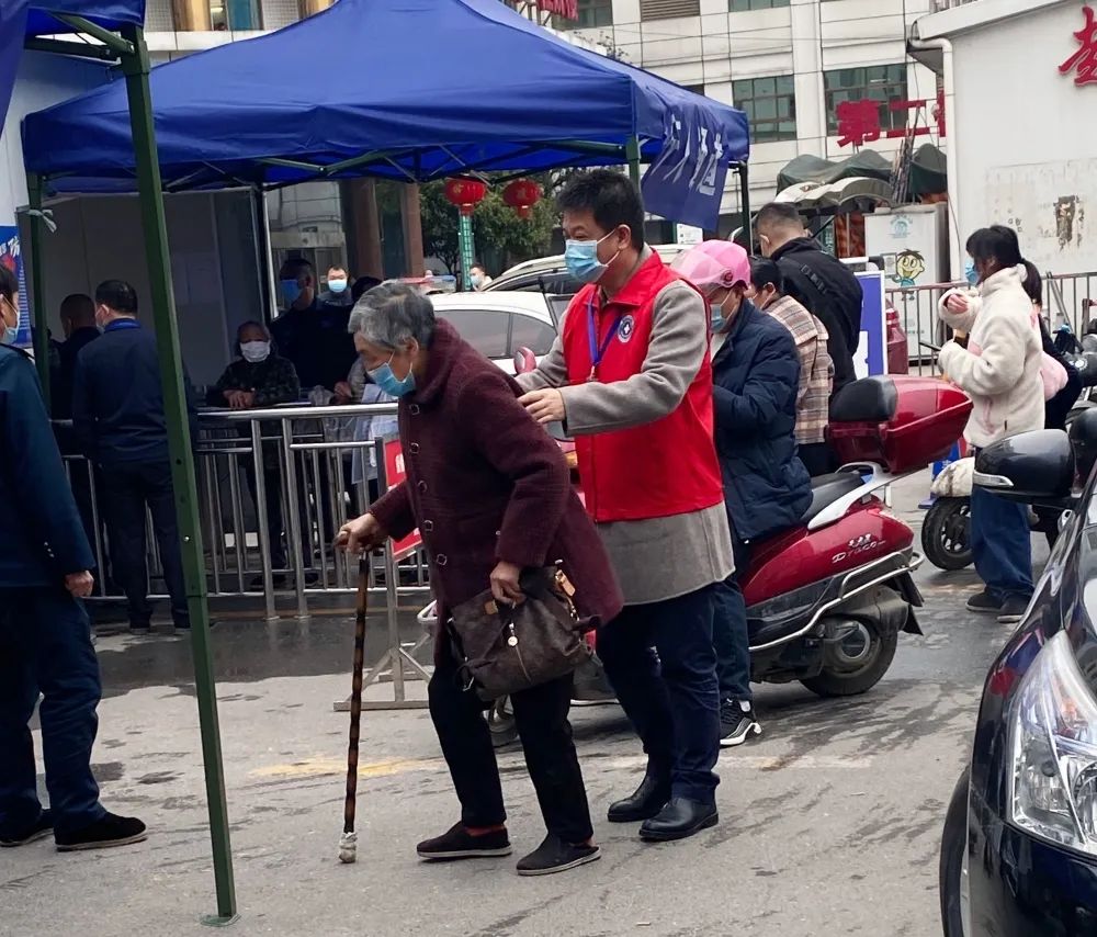 隆回县人民医院：严格落实疫情防控要求，党员志愿者冲锋在前线