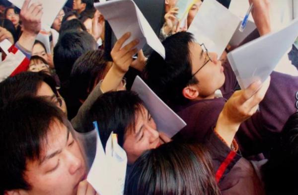 毕业生首选城市排名更新，青岛上榜不意外，上海居首位引起热议