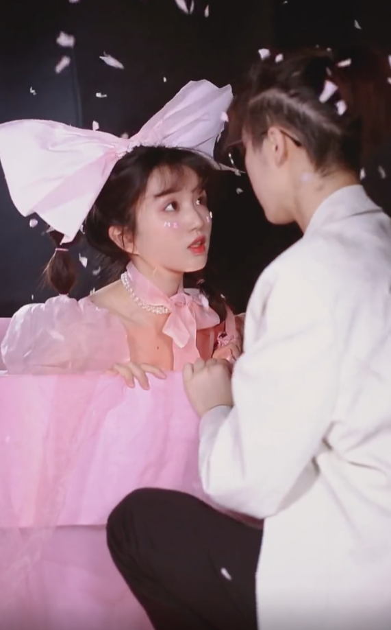 大学封校，美女大学生在宿舍“拍大片”，道具专业，分工明确