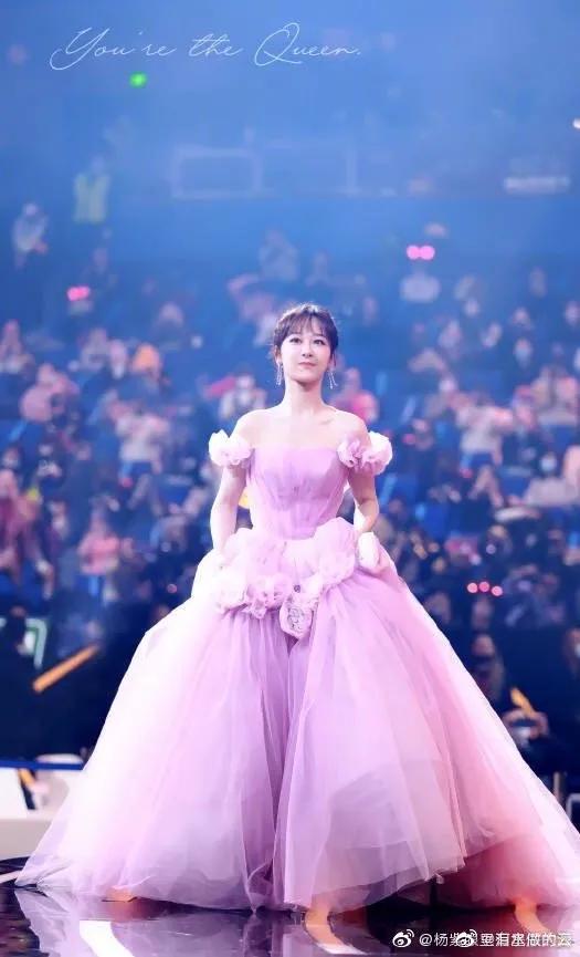 每张照片都好好看呀，美到我的心巴里#杨紫