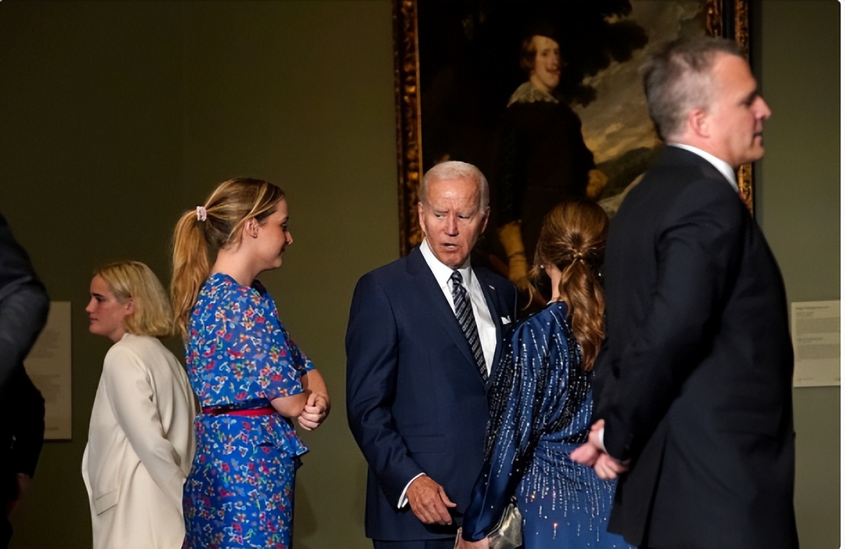 21岁梅西难得穿裙子！廓形西服配半身裙出席晚宴，终于像个女生了