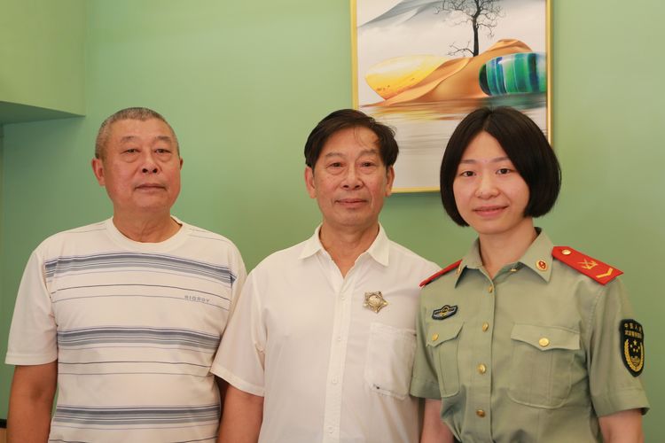 几载铁兵集蓉城，一朵绿花续军魂。 美篇制作：张淑芬