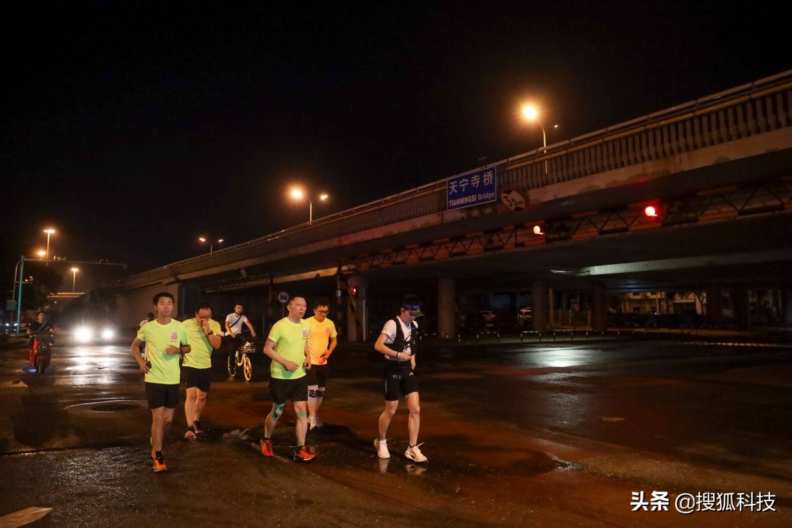 张朝阳夜跑北京二环33公里 称人活着就得搞事情