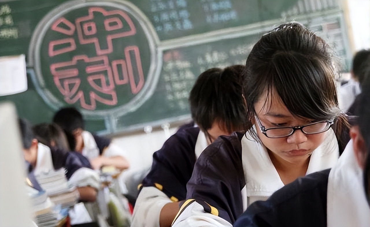 资深班主任表示，高考成绩也有“定型期”，考生要重点关注