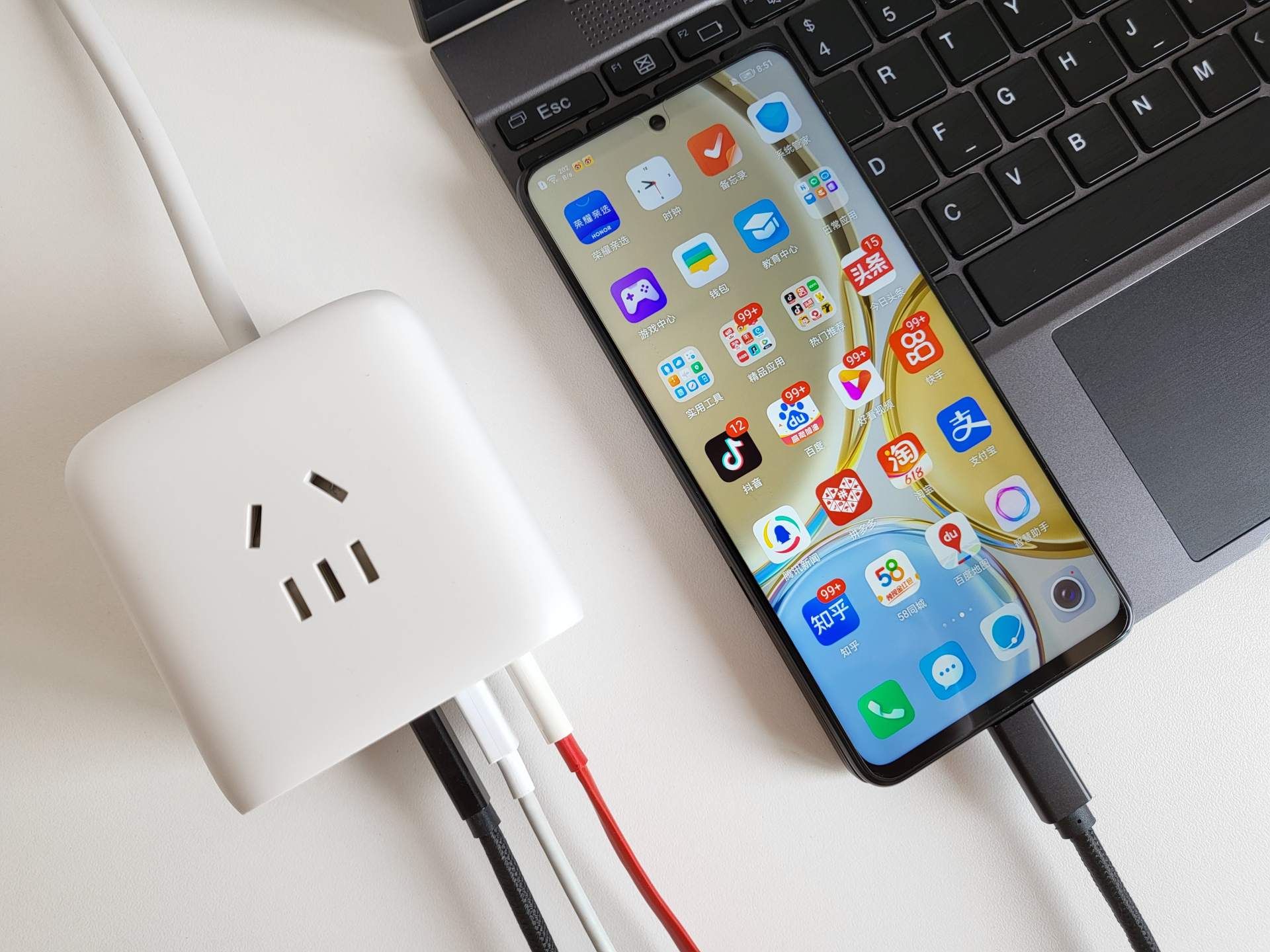 电子设备多，桌面杂乱无章，数码博主用绿联65W智充魔盒轻松搞定