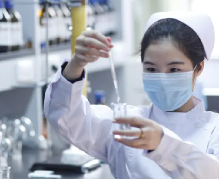 女生高考选专业，应该学师范还是学护理，两者差距不是一点半点