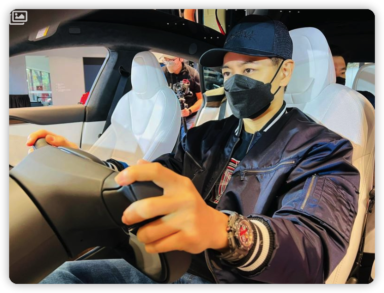 和林志颖同天车祸！女星等红绿灯惨遭追尾，对方车头被毁面目全非