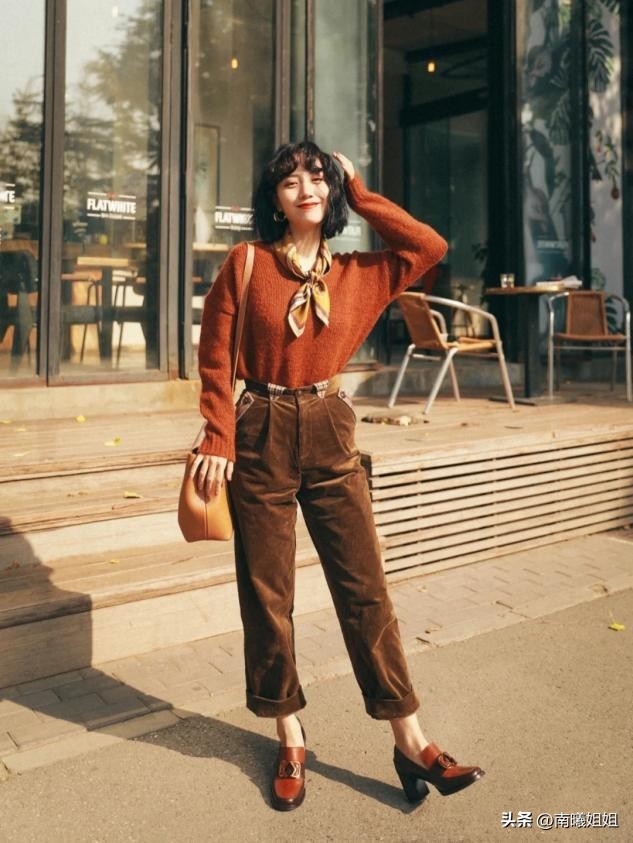 入秋后才发现：不流行靴子了！满大街都在穿“乐福鞋”，洋气百搭