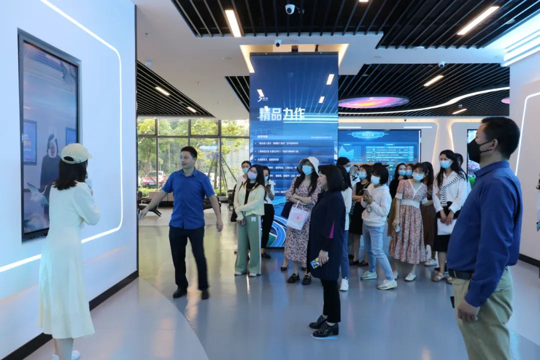 双流区实验小学外国语学校全体教师受邀到区融媒体中心参观学习