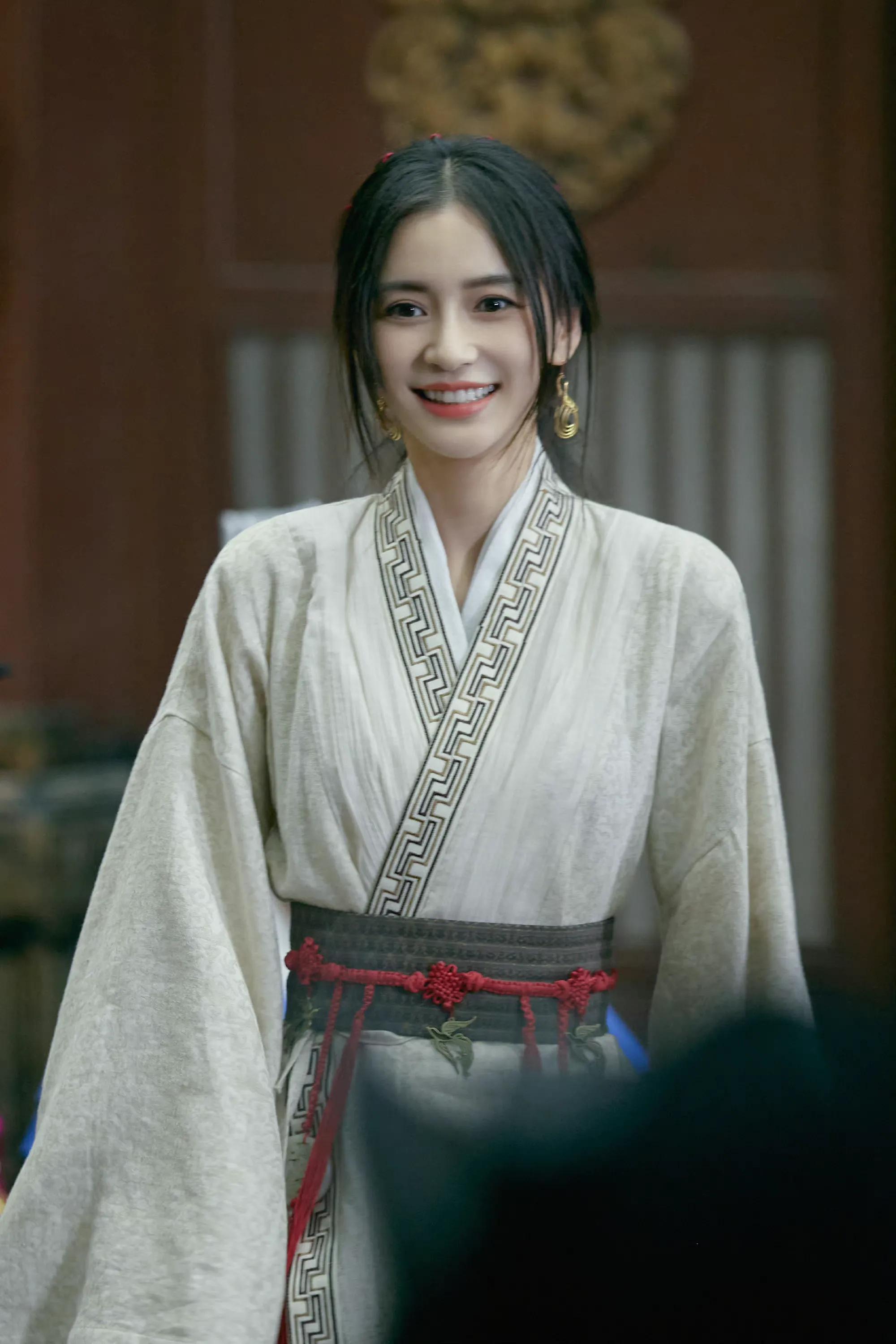 新一期《奔跑吧》和《萌探2》之最新一期的Angelababy