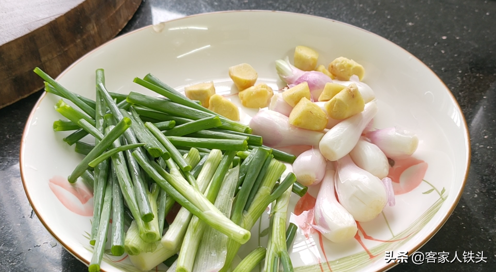 客家葱油鸡，一锅让人吃一次就爱上的家常菜，嫩滑入味吃着很过瘾