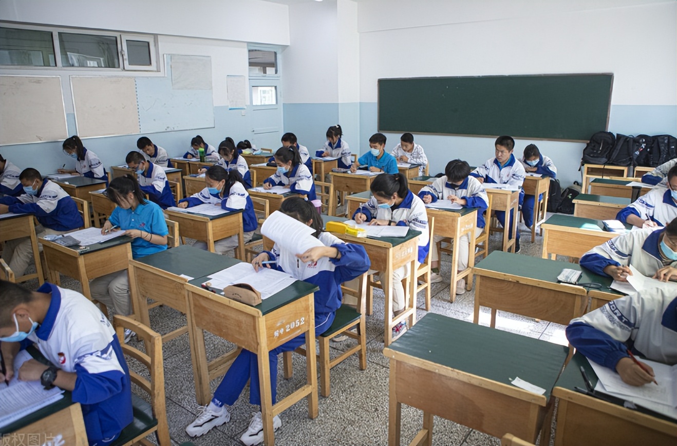 女生高考心态崩溃，情绪激动撕毁其他考生答题卡，最后处罚引争议