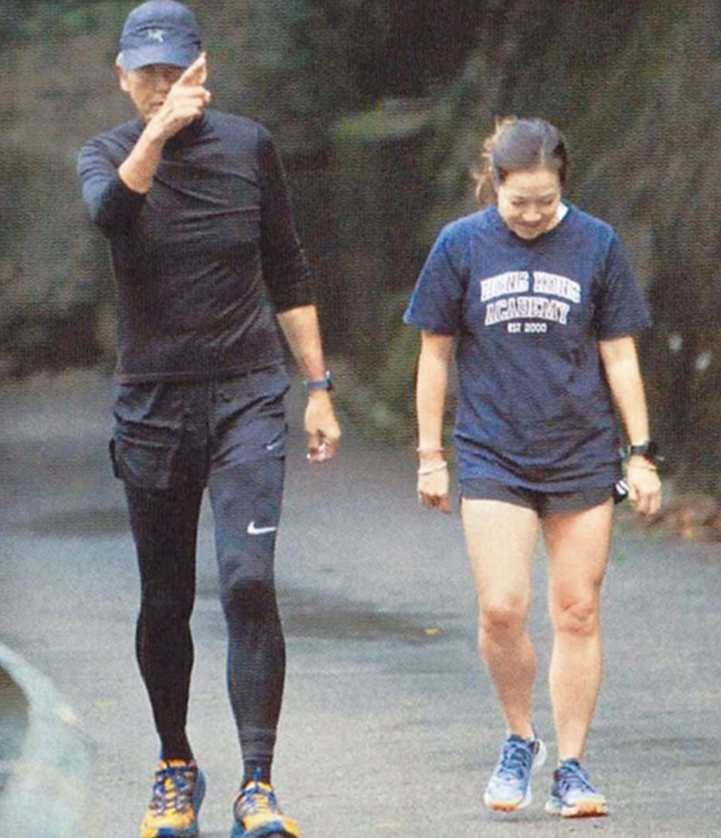 66岁周润发现身海鲜档，大方给店员红包，皱纹明显仍难掩男神气质