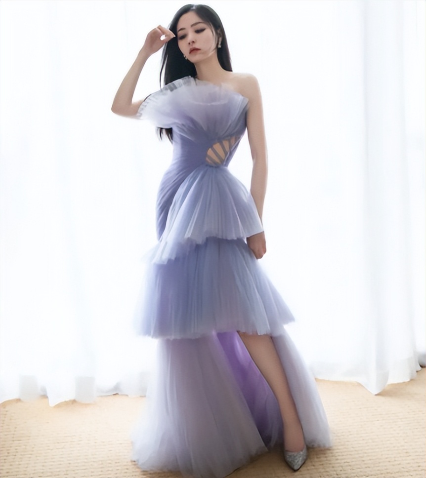 当了13年的赚钱工具，靠逼婚上位，张靓颖到底有多傻？