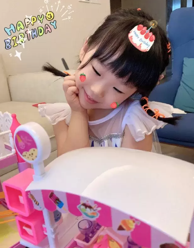 54岁伊能静与女儿合唱，5岁米粒越长越像妈妈，母女卖萌超有爱