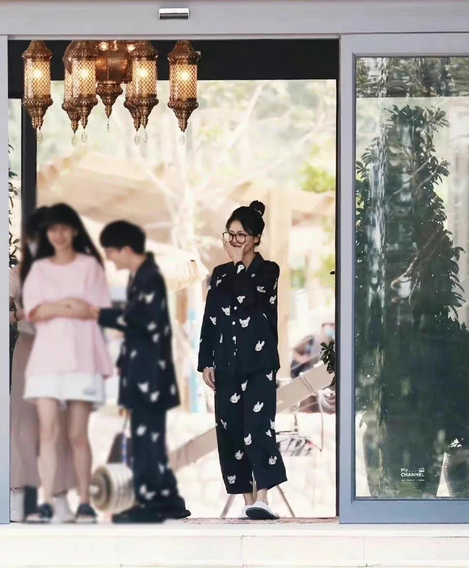 综艺《奔跑吧》直播截图中的baby小姐姐和新疆路透哦