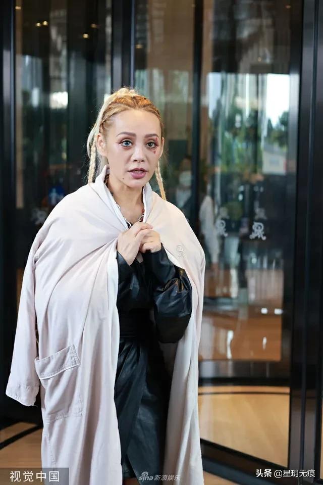 宁静《乘风破浪》上班路透 脏辫造型气场十足