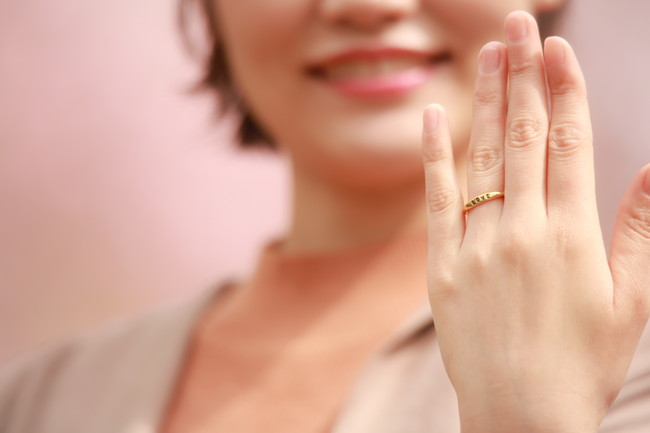 订婚戒指和婚戒有什么区别（订婚戒指的意义是什么）