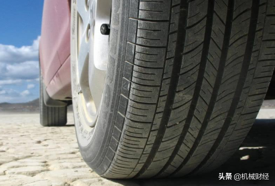 轮胎到底多久更换？除了使用年限，行驶公里和磨损程度也要参考