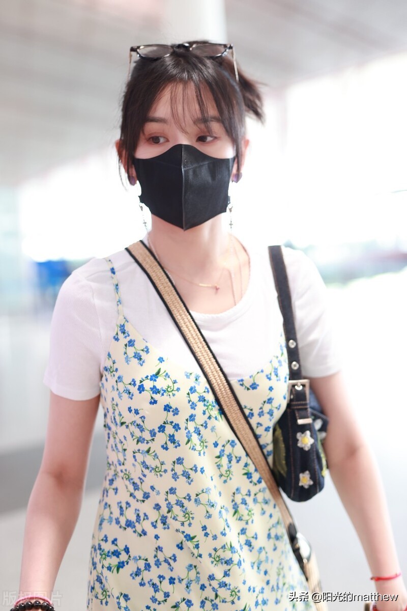 街拍：宋祖儿一袭吊带长裙清新亮丽，墨镜卡在头上俏皮可爱