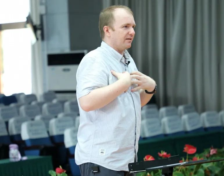 国际合唱大师戴维铁老师莅临成都市双流区棠湖小学指导新苗合唱团