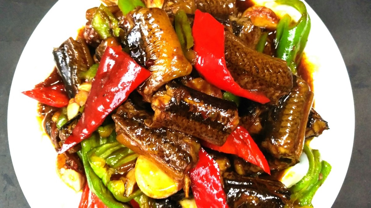 其做法并不复杂,将鳝鱼收拾干净之后,和五花肉一起放入锅中红烧而成.