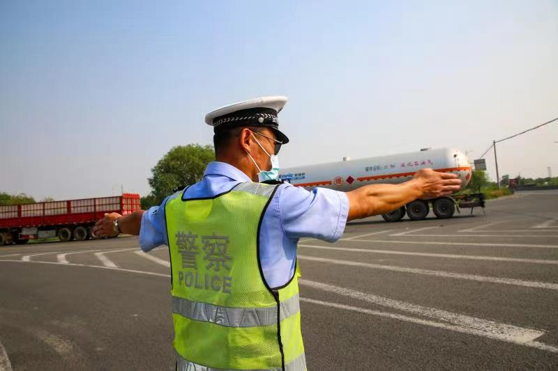 沾化交警在高温天气守护“平安之夏”