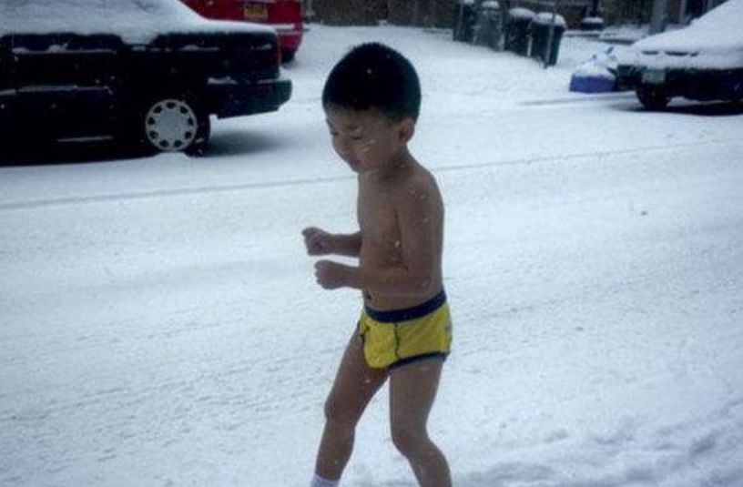 10年前除夕夜，3岁小男孩被逼雪地“裸跑”，后来他怎么样了？
