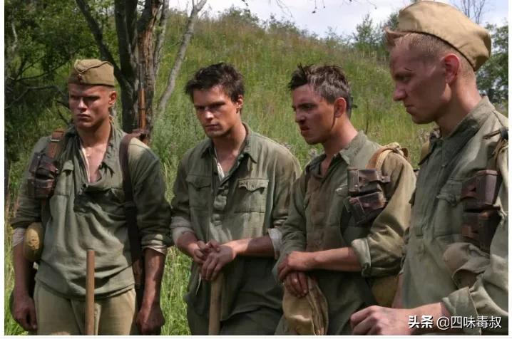 四个靠挖掘,倒卖二战苏军遗留军品的俄国青年,在一次于某个战场遗址的