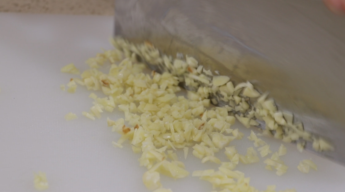 冬天里茄子还能这样吃，往里面打入一个鸡蛋，真香！别不懂吃