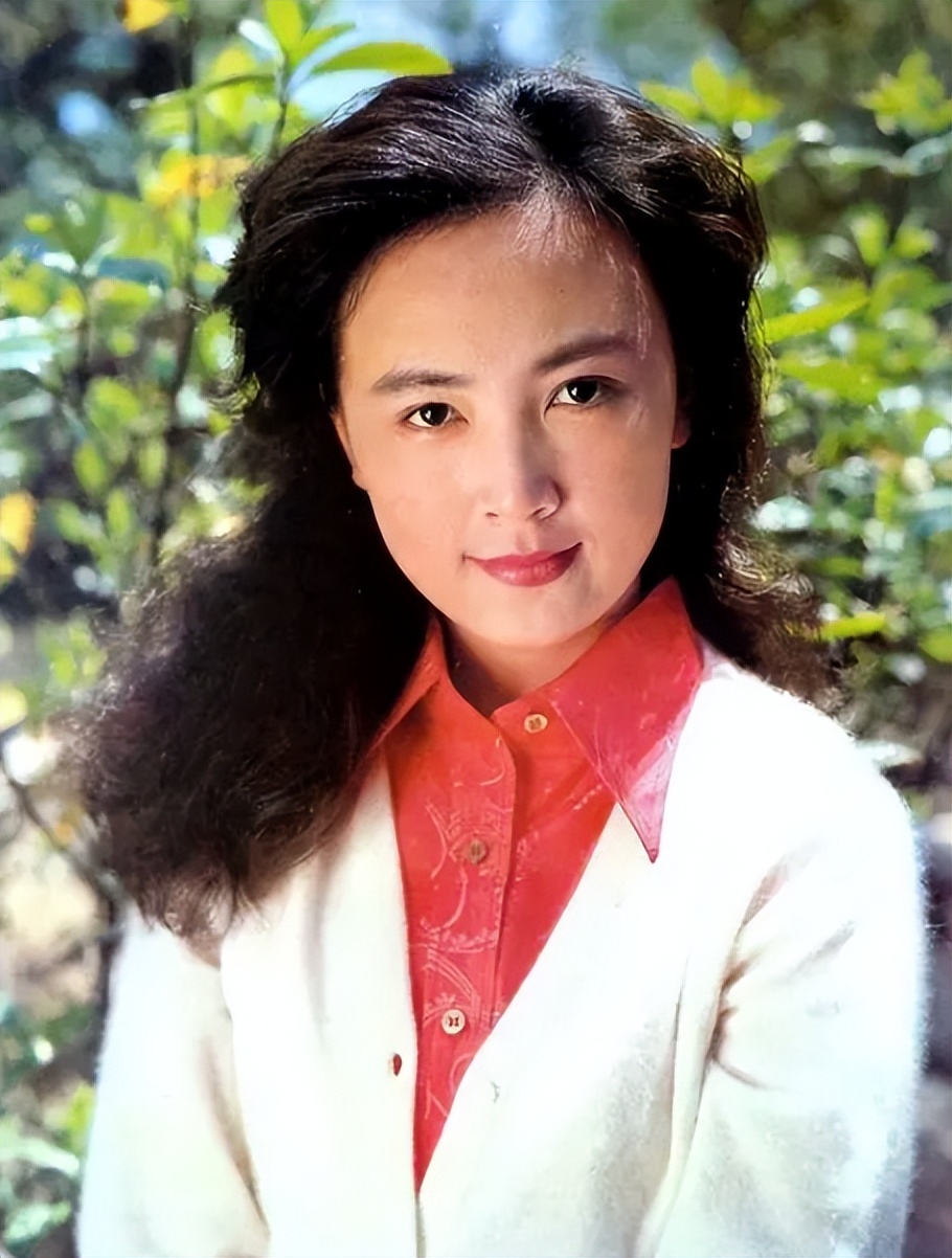 "挂历女神"李羚:嫁大13岁平凡丈夫,车库当婚房,现在怎么样了