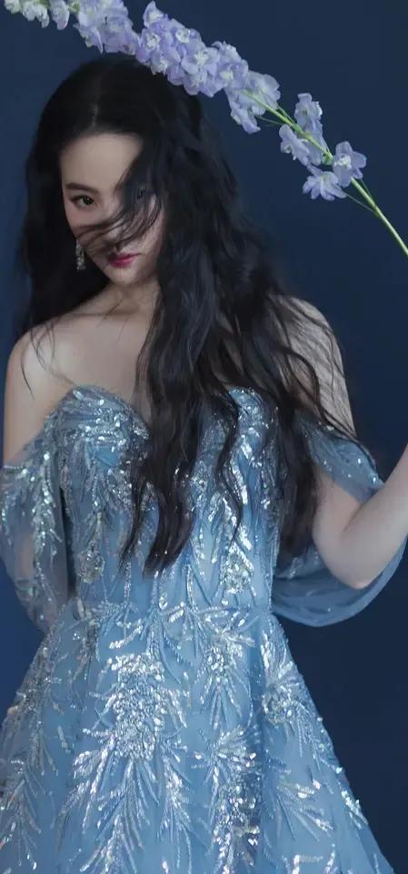 金晨少有的粉色西服套裙干练有型，杨幂彩虹针织毛衣温婉典雅