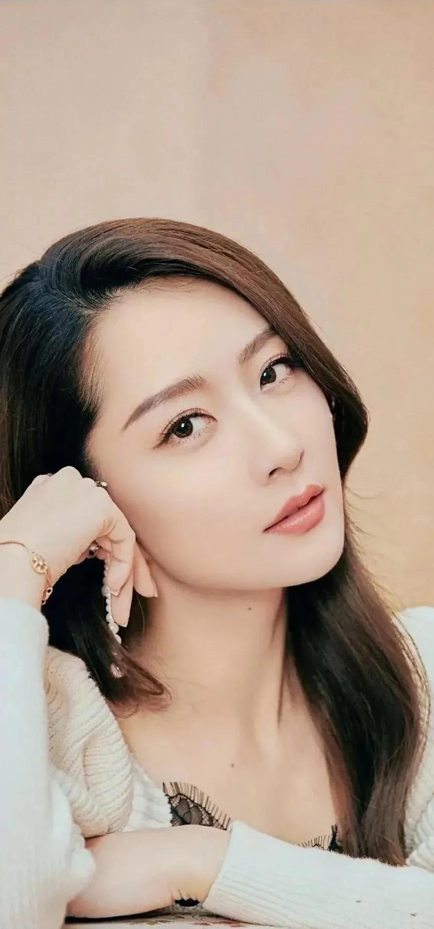 白冰：知性优雅，温婉甜美的邻家女形象非常迷人